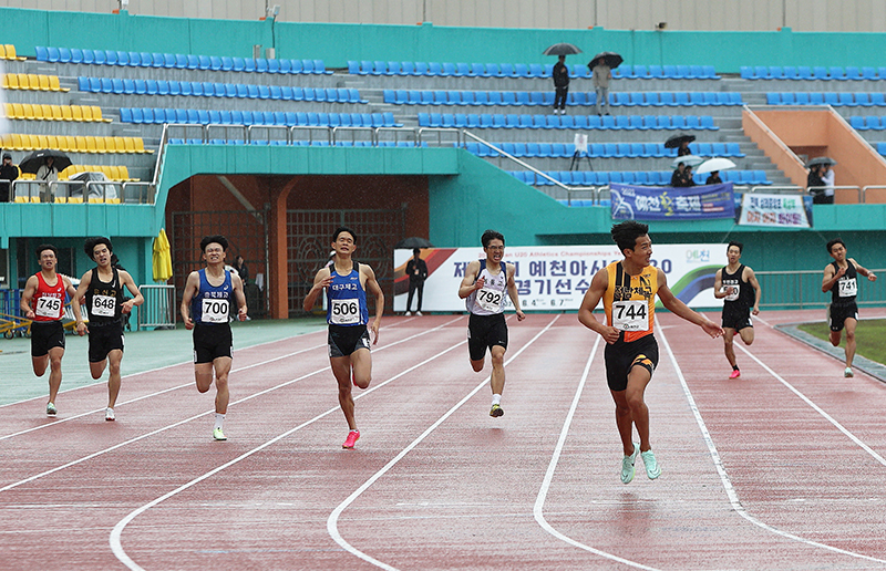 남고부 400m 대회신기록 우승 배건율(전남체고)(배번 744, 사진 오른쪽 3번째)