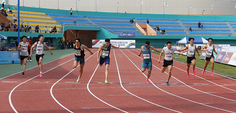 남자부 200m 공동 1위 신민규(배번 1166, 사진 오른쪽 3번째),<br>고승환(배번 1159, 왼쪽 4번째)