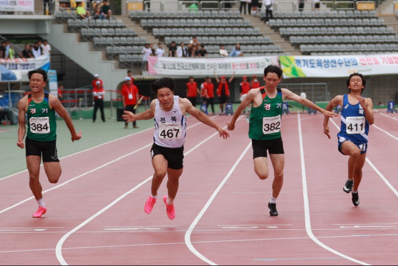 100m 피니시 최명진(배번 467, 왼쪽 두번째)