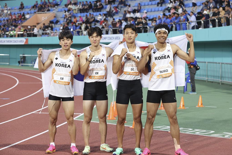 남자 4x100m 릴레이팀 태극기 세러머니(사진 왼쪽부터 김정윤, 김동진, 배건율, 나마디 조엘진)