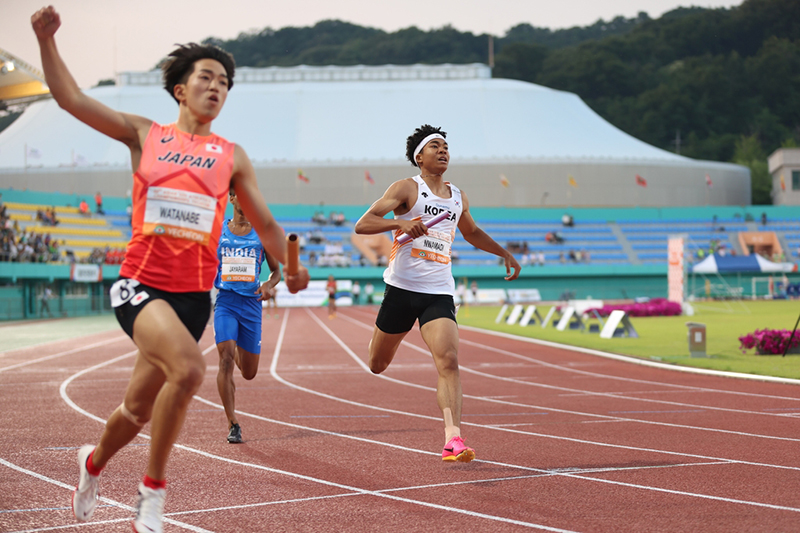 남자 4x100m 릴레이 피니시 나마디 조엘진(사진 오른쪽)