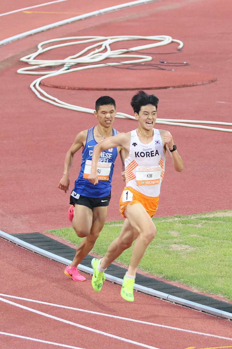 남 5000m 역주하는 김태훈