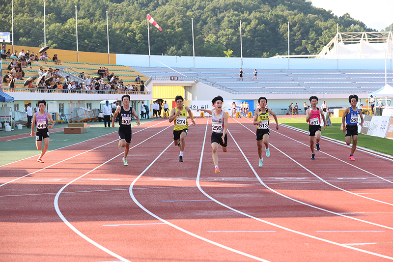 남자중학교 1학년부 100m 결승 피니시 대회신기록 우승 이건호(배번 256, 사진 중앙)