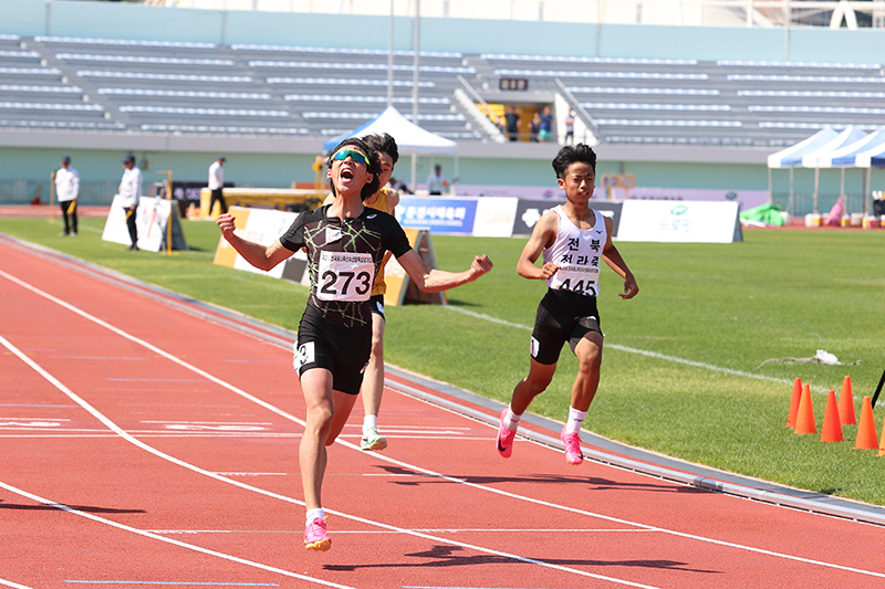 남자중학교 2학년부 100m 결승 피니시- 대회 2관왕(100m, 200m) 이승훈(배번 273) -