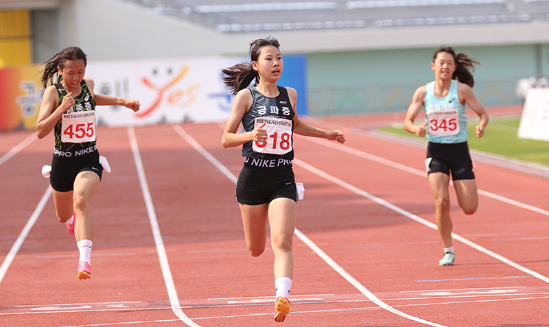 - 여자중학교 2학년부 1위 노윤서 100m 결승 피니시 -(사진 중앙 배번 318)
