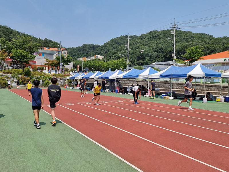 - 보조 경기장에서 열심히 준비 훈련 실시중인 꿈나무 선수들 -