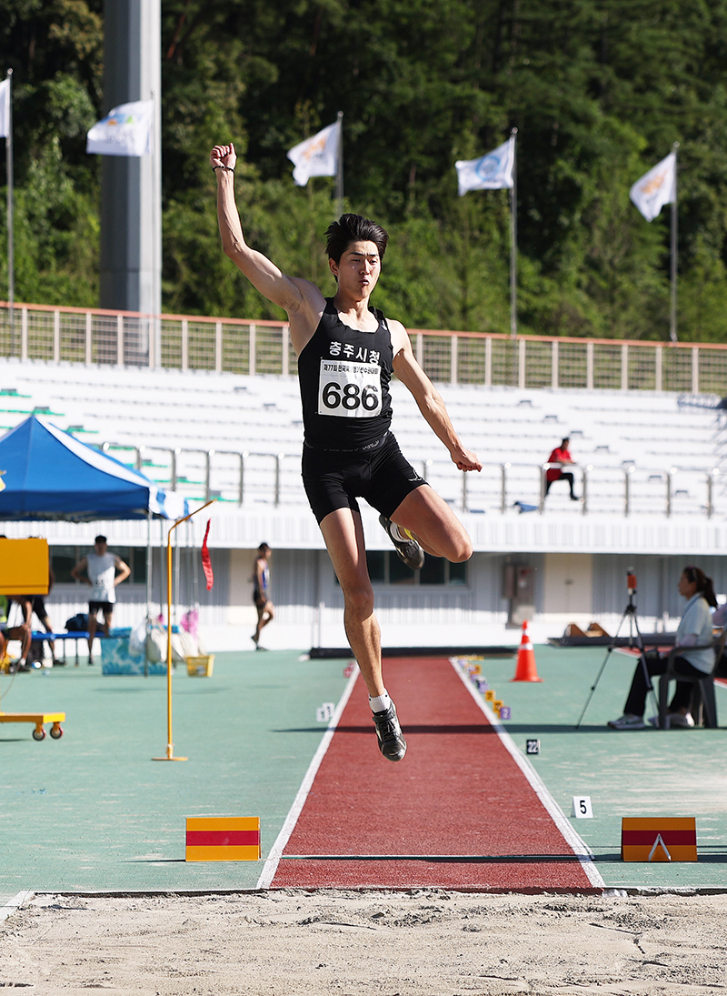 남자부 멀리뛰기 대회신기록 우승 성진석(충주시청)