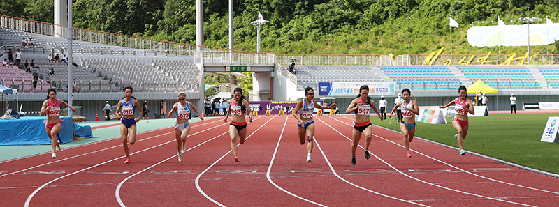 - 여자부 100m 결승 피니시  1위 김다은(가평군청) -(배번 547,, 사진 오른쪽 세번째)