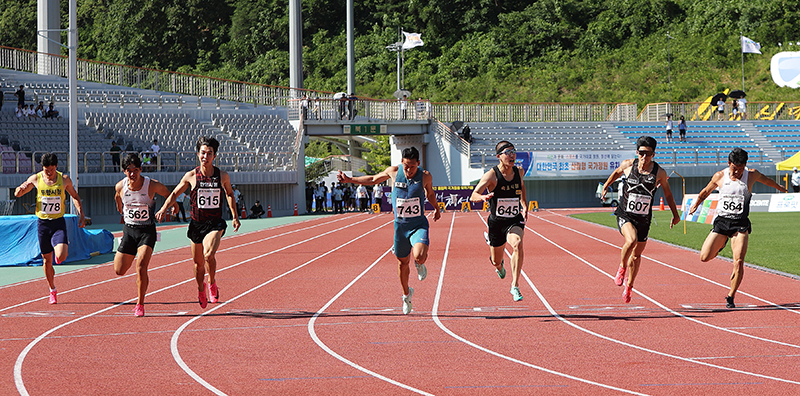 남자부 100m 1위 박원진(배번 645번, 사진 오른쪽 3번째) 피니시