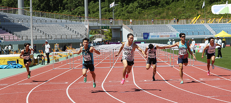 남자부 110mH 1위 김경태, 김주호(배번 742번,605번 사진 왼쪽 2번째와 3번째) 피니시