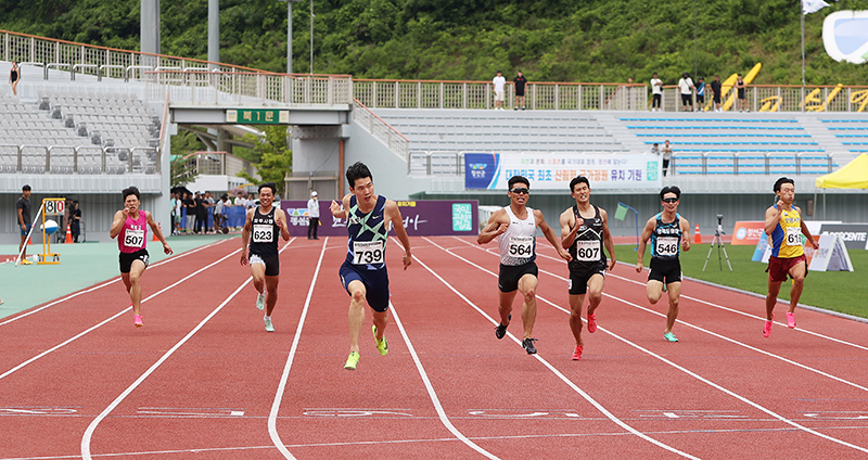 남자부 200m 1위 고승환(배번 739번, 사진 왼쪽 3번째) 피니시