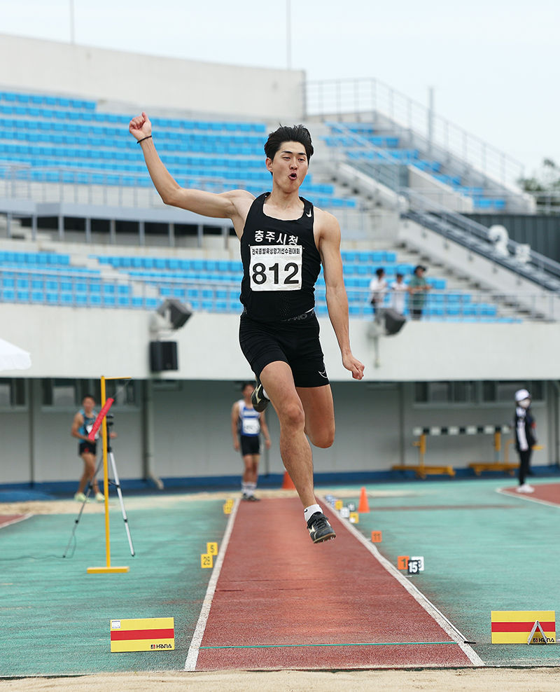 남자부 멀리뛰기 대회 3연패 성진석(충주시청)