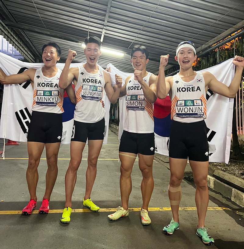 12일, 아시아육상선수권대회 한국 남자 4x100m릴레이팀 동메달 획득 후 태극기 세러머니