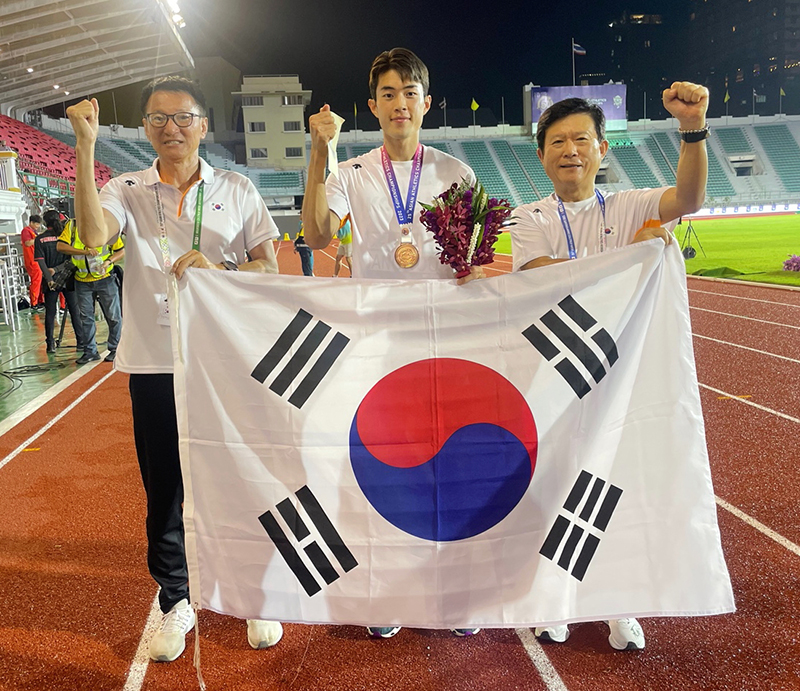 남자 세단뛰기 동메달 획득 후 태극기 세러머니