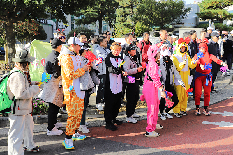 열띤 응원을 펼치는 마라톤 클럽 동호인2