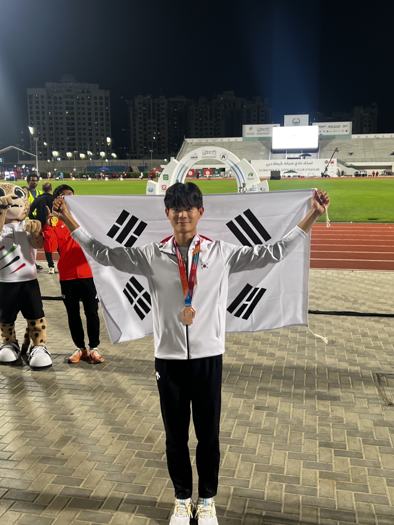 400m 허들 김정현(포항시청) 동메달 획득 후 태극기 세레머니