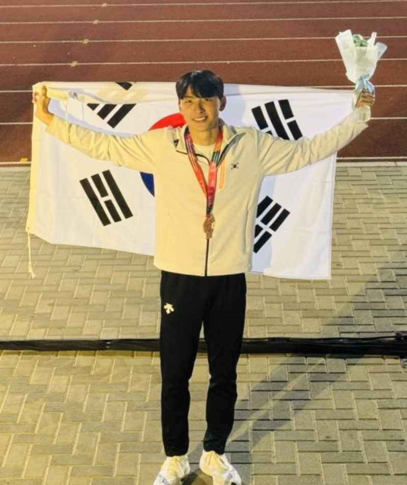 높이뛰기 최진우(용인시청) 동메달 획득 후 태극기 세레머니