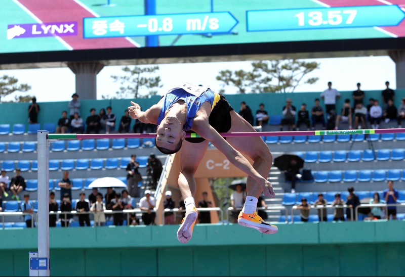 남자 높이뛰기 1위 우상혁