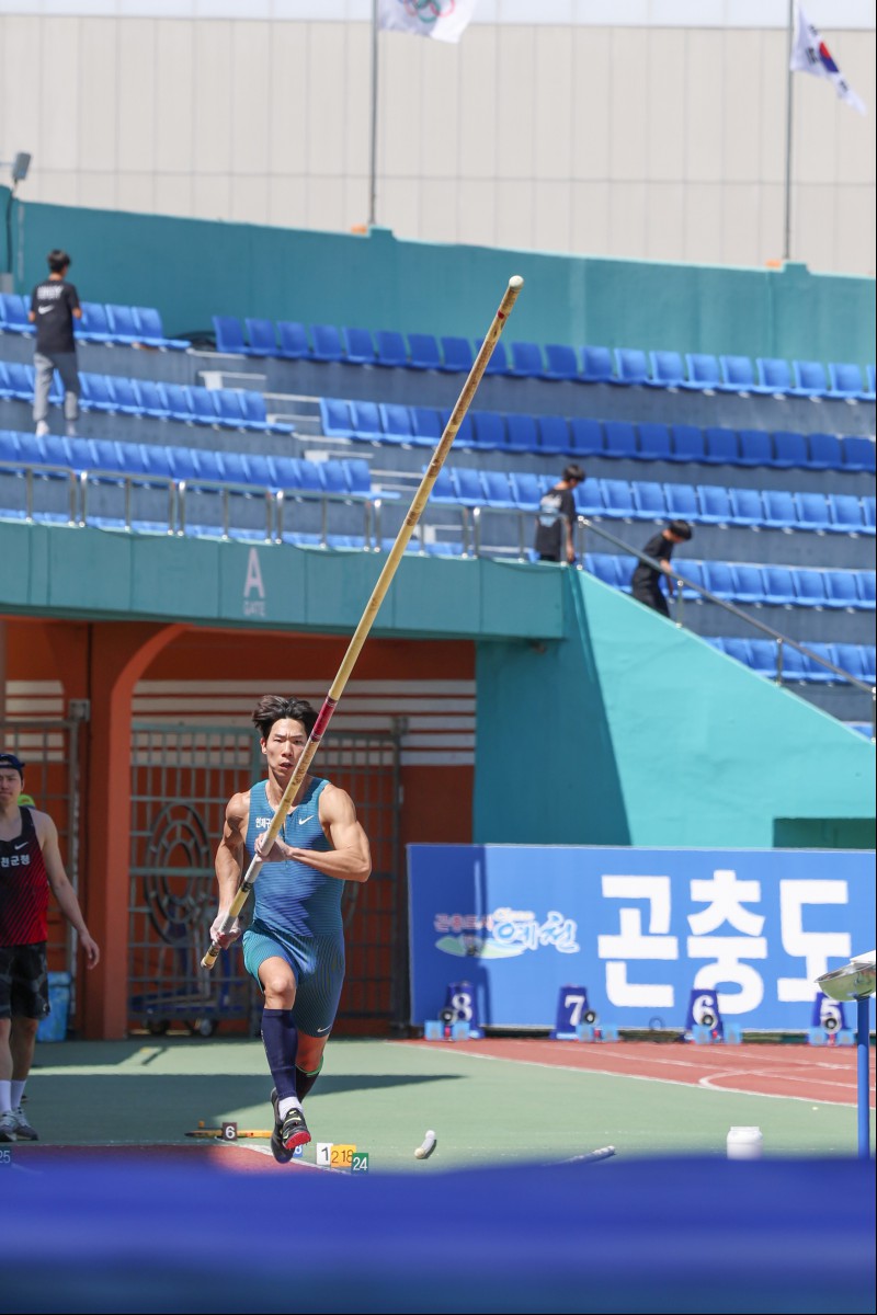 남자 장대높이뛰기 우승 진민섭