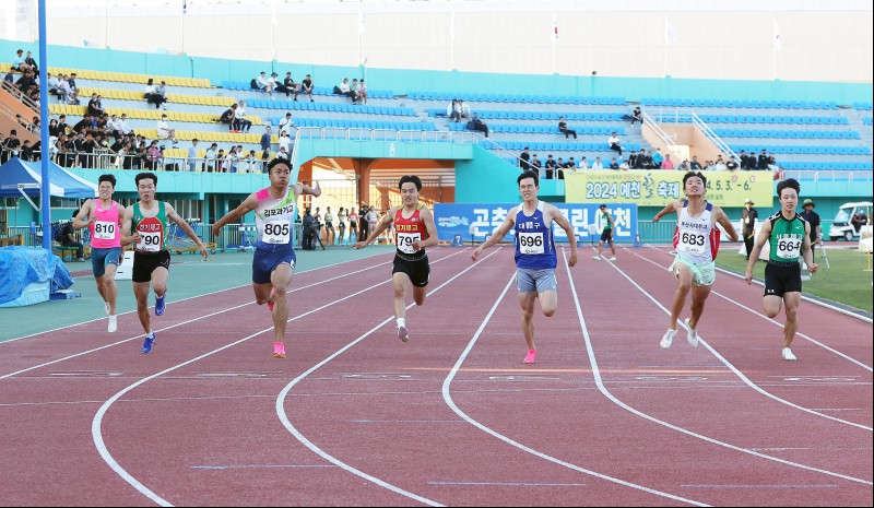 남고부 100m 대회신기록 나마디 조엘진 피니시