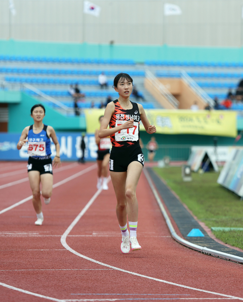 여고부 800m 우승 송다원(영천성남여고) 피니시