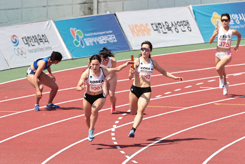 여자 4x100m 번외경기 김소은이 앵커 김다은에게 바통을 넘겨주고 있다.