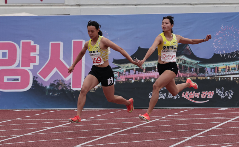 여자부 4x100m 우승 경북체고, 서예림(229), 박지영(228)