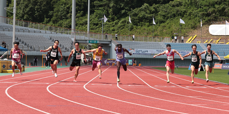 남자부 100m 우승 비웨사다니엘가사마(146) 
