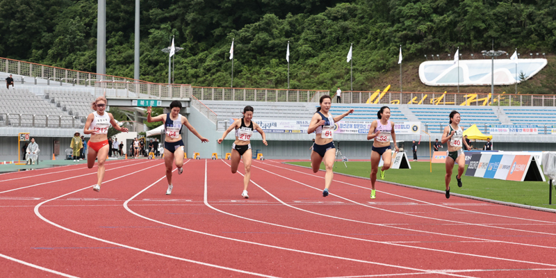 여자부 100m 우승 김소은(61)