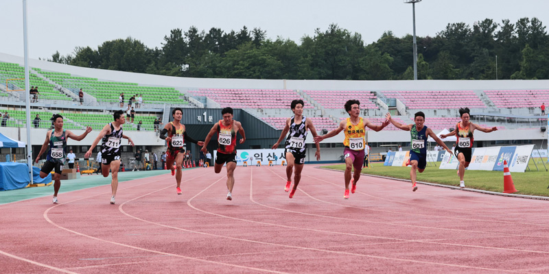 남자대학부 100m 우승 김정윤(610)
