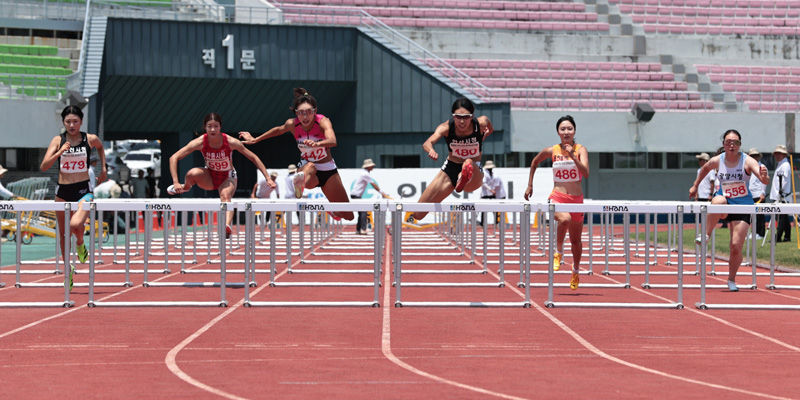 여자부 100m 허들 우승 류나희(480), 준우승 정연진(442)