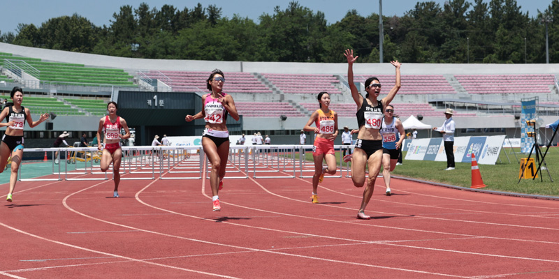 여자부 100m 허들 우승 류나희(480), 준우승 정연진(442)