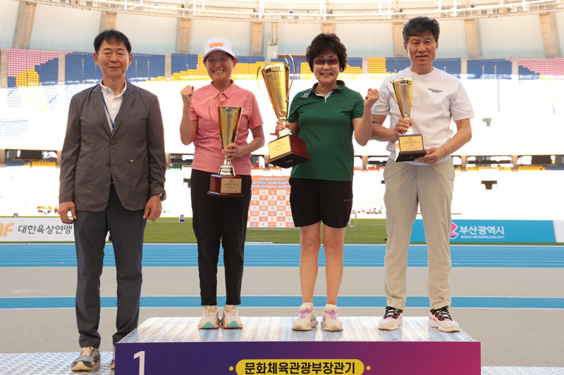 우승팀 경상남도(이재홍 대한육상연맹 부회장, 부산광역시, 경상남도, 울산광역시)