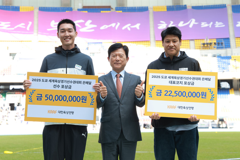 포상금 수여식 사진 (김도균, 육현표 회장, 우상혁)