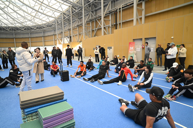 과정 참가 육상 지도자들이 상호 실습 및 평가받는 모습