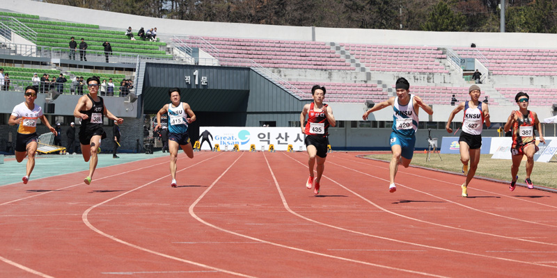 남자 대학부 100m 우승 이진서(420)