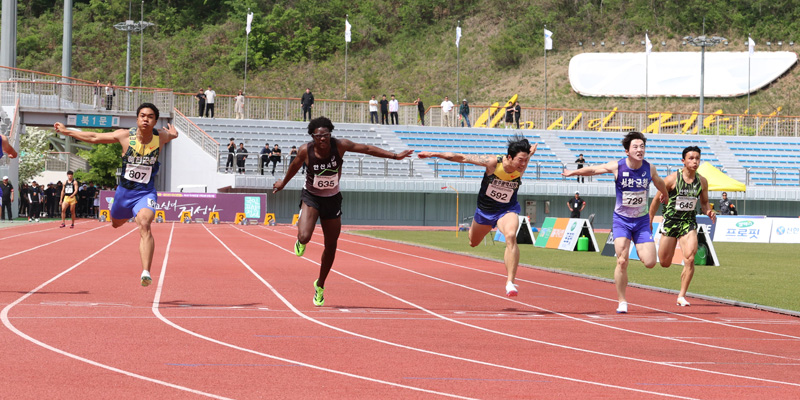 남자부 100m 우승 나마디조엘진(경기 장면 및 세리머니 사진)
