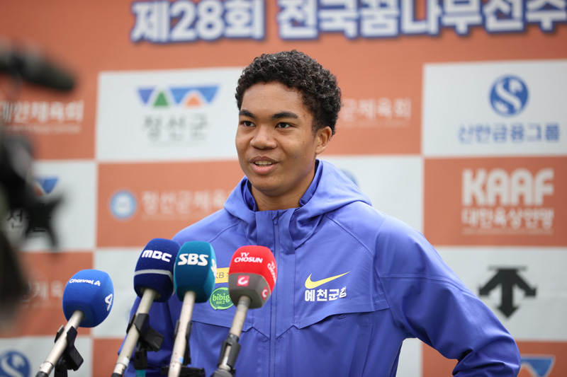 남자부 100m 우승 나마디조엘진(경기 장면 및 세리머니 사진)