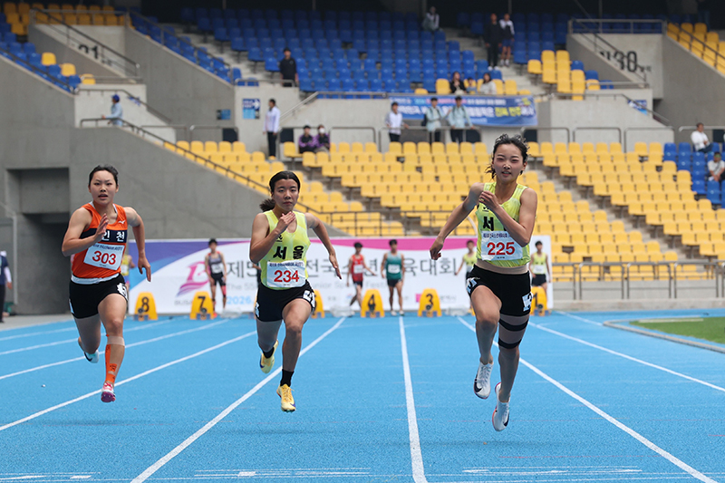 여중부 100m 대회신기록 왕서윤(225)