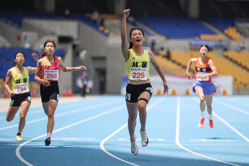 여중부 200m 부별신기록 대회 3관왕 / 대회3관왕, 부별한국기록 2개 세레머니