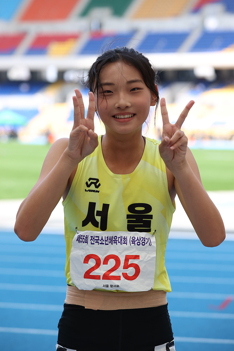 여중부 200m 부별신기록 대회 3관왕 / 대회3관왕, 부별한국기록 2개 세레머니