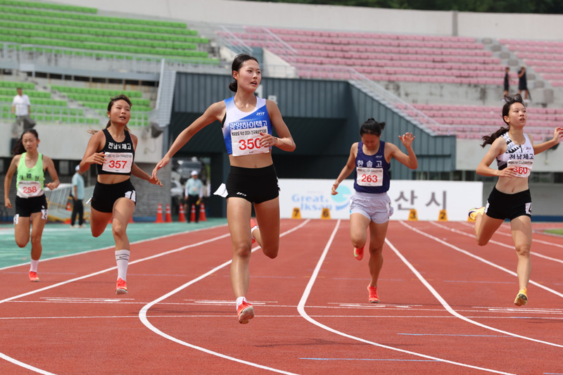 여고부 200m 대회신기록 최지우