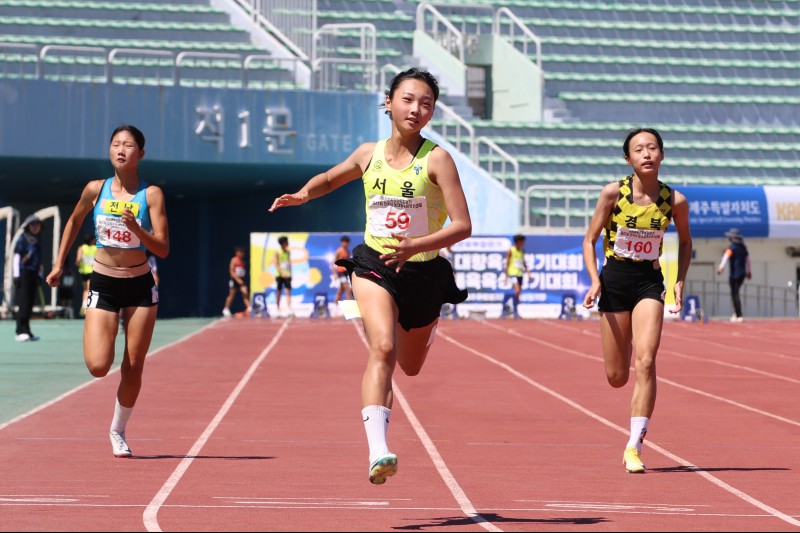 여중부 100m 대회신기록 왕서윤