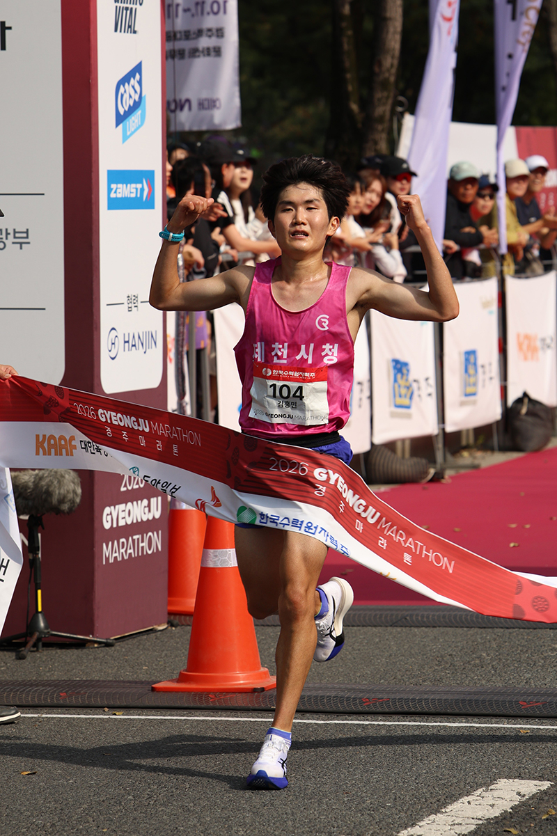 국내 남자부 우승 김홍민(제천시청) 피니시