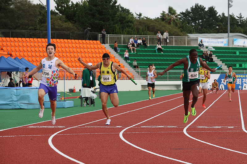 남자 일반부 4x100m 릴레이 우승 충청남도(서민준-706, 이용문-707)