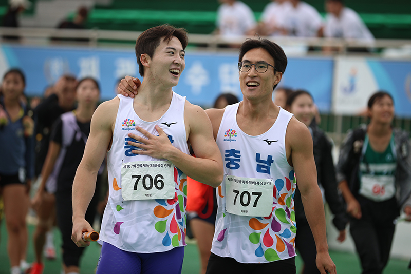 남자 일반부 4x100m 릴레이 우승 충청남도(서민준-706, 이용문-707)