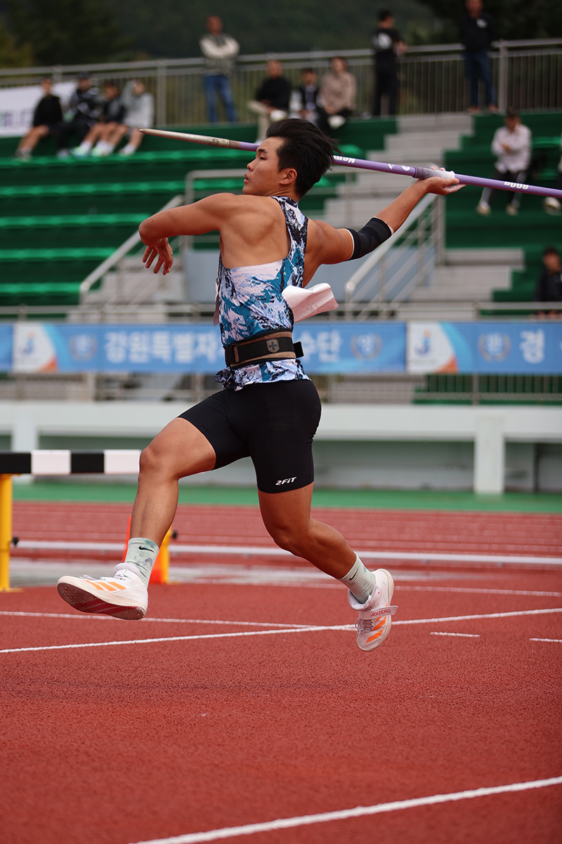 남고부 창던지기 우승 장하진
